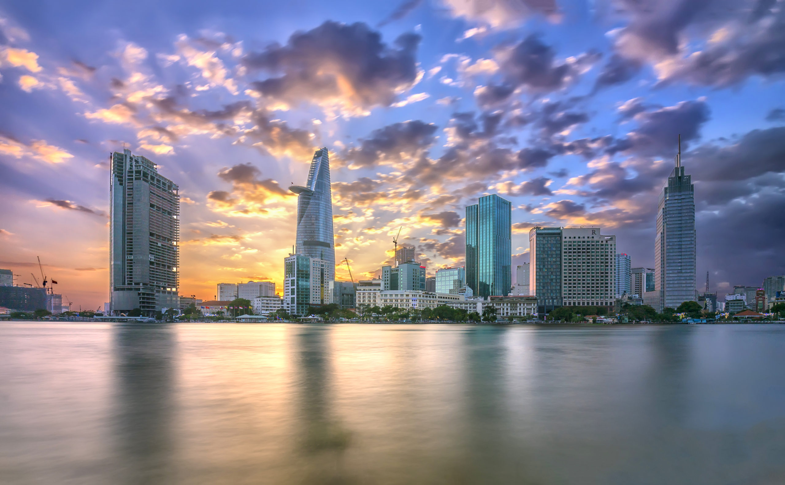 Rascacielos cerca del rio Ho Chi Minh